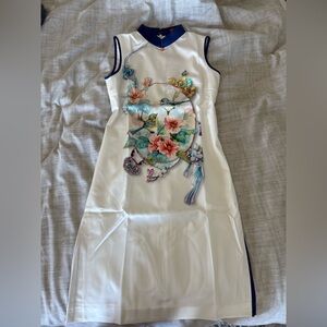 Floral Embroidered 100% silk handmade White Dress (Chinese traditional Qi Pao)
